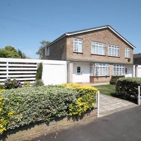Nicely Decorated 3 Bedroom House Near Heathrow, London Staines-upon-Thames Extérieur photo