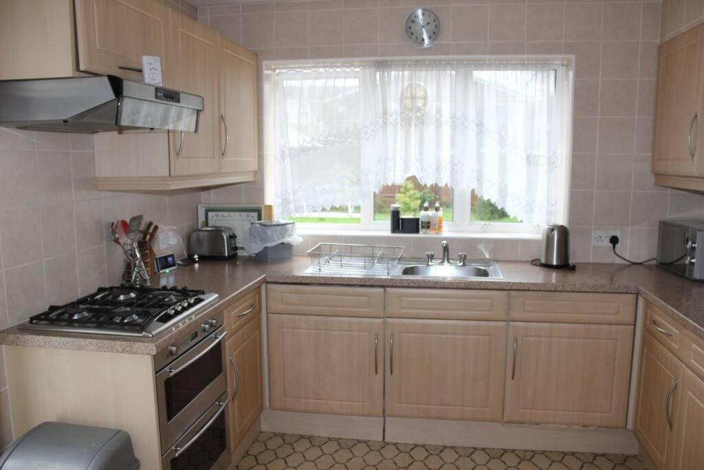Nicely Decorated 3 Bedroom House Near Heathrow, London Staines-upon-Thames Extérieur photo