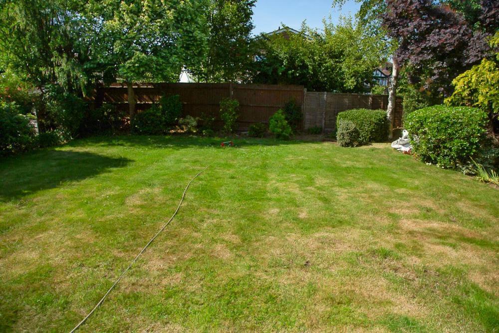 Nicely Decorated 3 Bedroom House Near Heathrow, London Staines-upon-Thames Extérieur photo