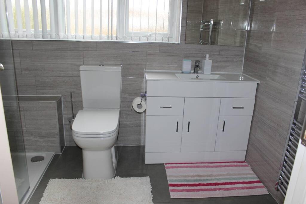 Nicely Decorated 3 Bedroom House Near Heathrow, London Staines-upon-Thames Extérieur photo