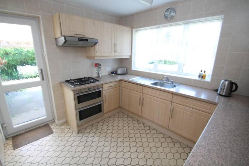 Nicely Decorated 3 Bedroom House Near Heathrow, London Staines-upon-Thames Extérieur photo