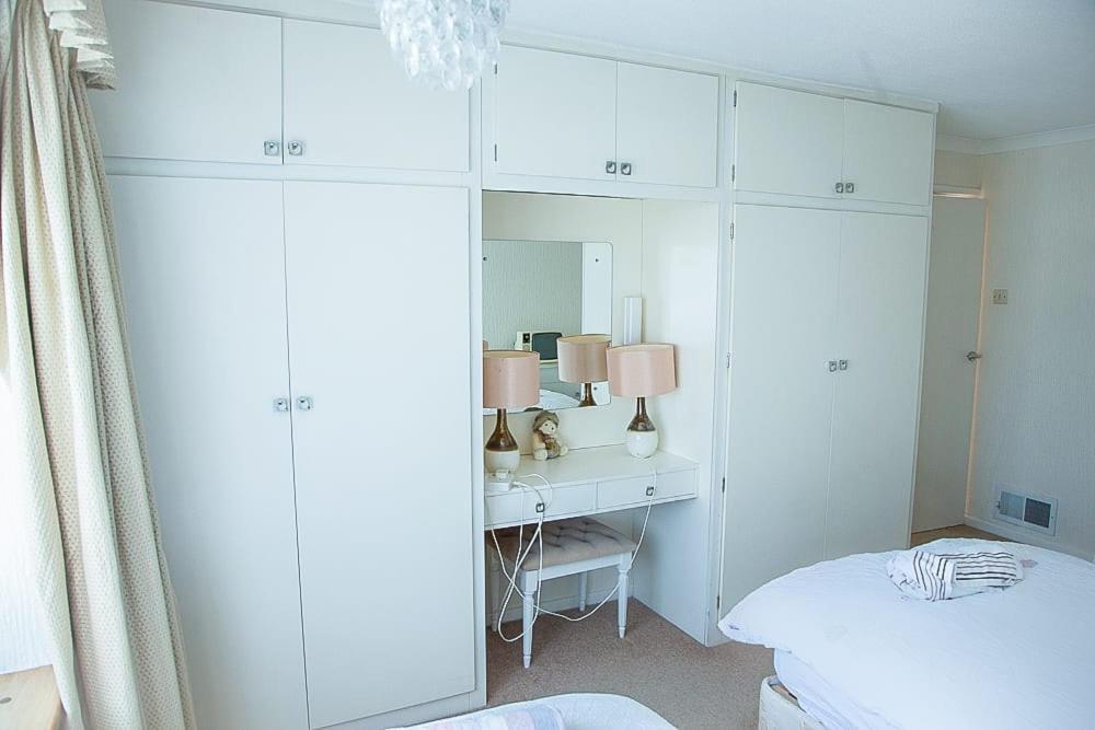 Nicely Decorated 3 Bedroom House Near Heathrow, London Staines-upon-Thames Extérieur photo