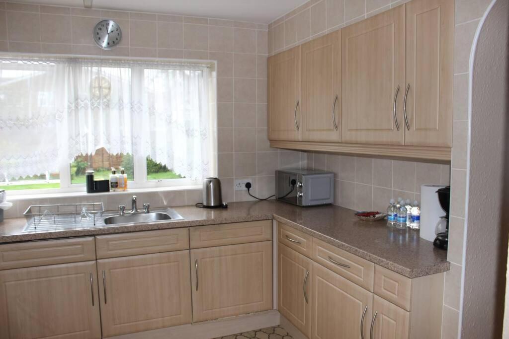 Nicely Decorated 3 Bedroom House Near Heathrow, London Staines-upon-Thames Extérieur photo