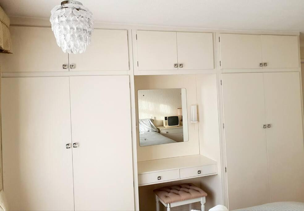 Nicely Decorated 3 Bedroom House Near Heathrow, London Staines-upon-Thames Extérieur photo