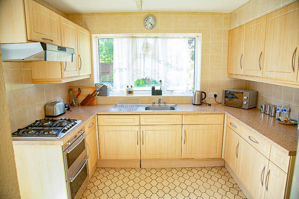 Nicely Decorated 3 Bedroom House Near Heathrow, London Staines-upon-Thames Extérieur photo