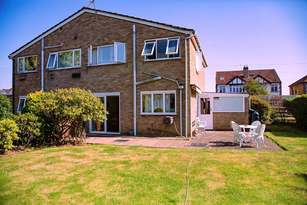 Nicely Decorated 3 Bedroom House Near Heathrow, London Staines-upon-Thames Extérieur photo
