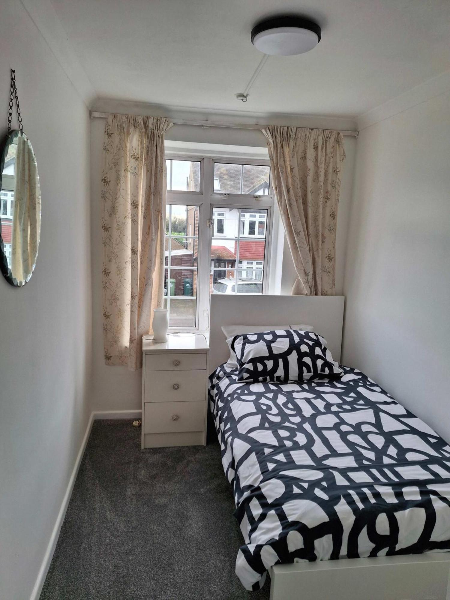 Nicely Decorated 3 Bedroom House Near Heathrow, London Staines-upon-Thames Extérieur photo