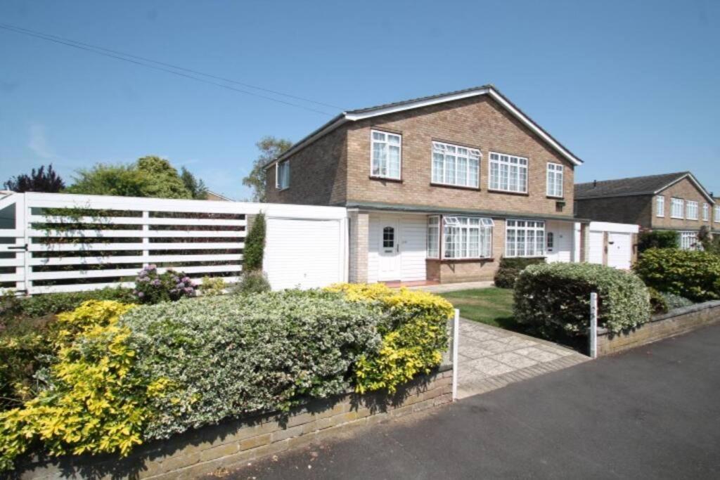 Nicely Decorated 3 Bedroom House Near Heathrow, London Staines-upon-Thames Extérieur photo
