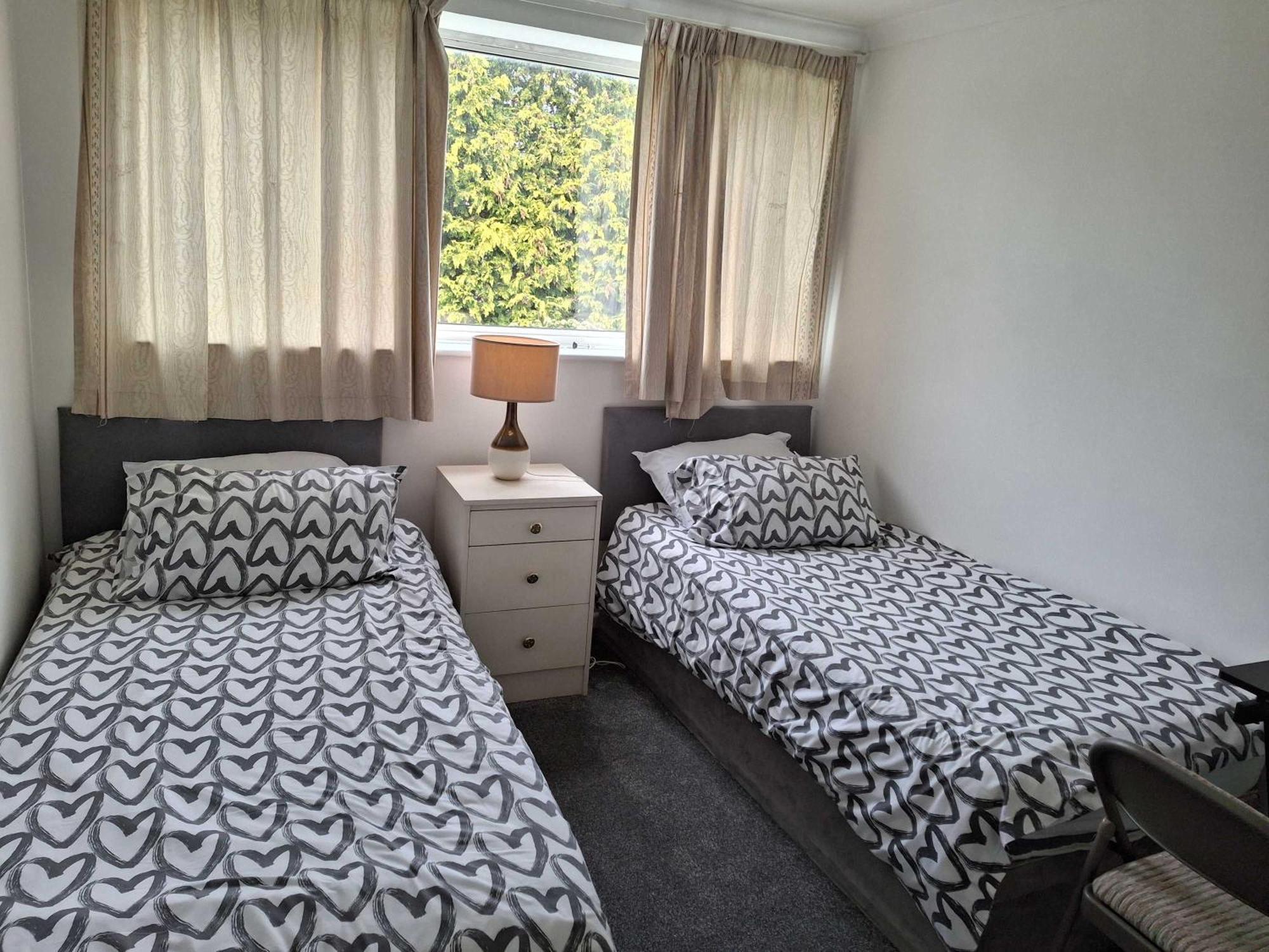 Nicely Decorated 3 Bedroom House Near Heathrow, London Staines-upon-Thames Extérieur photo